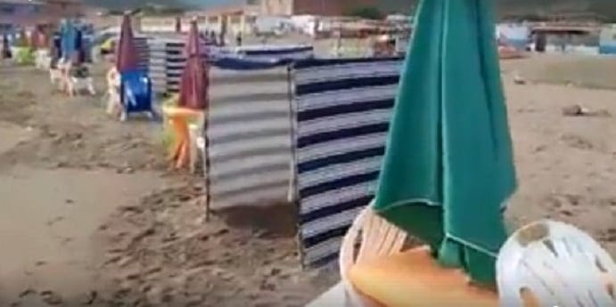 algeria-beach-umbrella-mafia